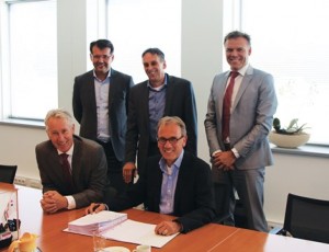 Unica-neemt-Hellemans-Consultancy-over-foto-ondertekening-contract